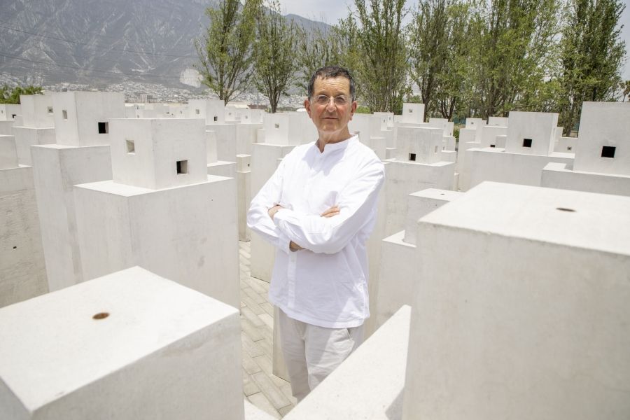 Se despliegan esculturas de Antony Gormley en jardines de la UDEM